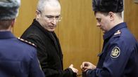 Mihail Hodorkovski osallistuu oikeudenkäyntiinsä Moskovassa.