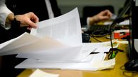 Yleisradion toimittajat tutkivat Wikileaksiltä saamaansa aineistoa.