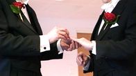 Mies laittaa vihkisormusta kumppaninsa nimettömään.