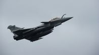 Rafale-hävittäjä nousee ilmaan.