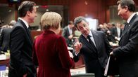 David Cameron,  Angela Merkel ja  Nicolas Sarkozy keskustelevat EU:n huippukokouksessa Brysselissä.