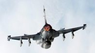 Saab JAS 39 Gripen lennossa takaapäin kuvattuna.