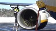Ryanairin konetta tankataan Lappeenrannan kentällä