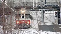 Paikallisjuna ajaa Leppävaaran aseman ohitse.