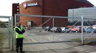 Vartija Turkuhallin edustalla.