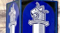 Poliisin logokyltti Kaartin poliisitalossa Helsingissä. Poliisin tunnus on sekä normaali- että peilikuvana.