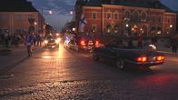 Suomalaisia jääkiekkofaneja autoineen Haaparannan torilla