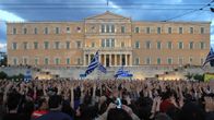 Mielenosoittajia Syntagma-aukiolla ja Kreikan parlamentin edessä.