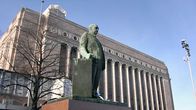 P.E. Svinhufvudin patsas ja eduskuntatalo.