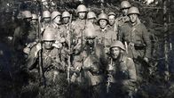 Kirottu Syväri -kirjan kuvaaman jalkaväkikomppanian miehiä valmistautumassa Tuuloksen taisteluun Laatokan pohjoispuolella elokuun alussa 1941.