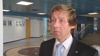 Rehtori Jari Andersson koulun aulassa.