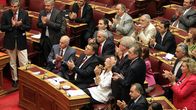 Kreikan pääministeri George Papandreou sekä muut Pasok-puolueen edustajat taputtavat 29. kesäkuuta.