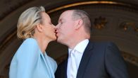 Prinssi Albert II ja ruhtinatar Charlene suutelemassa hääseremonian jälkeen 1. heinäkuuta.