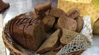 Leipää tarjoiluastiassa.