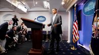 Barack Obama saapumassa tiedotustilaisuuteen Valkoisessa talossa.