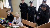 Ukrainan entinen pääministeri Julia Timoshenko oikeudenistunnossa.