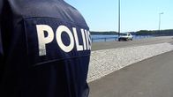Poliisi valvoo liikennettä Kuopion Saaristokadulla. 