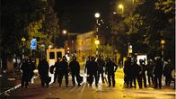 Mellakkapoliisit seisovat kadulla Brixtonissa Lontoossa.