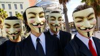 Anonymous-ryhmän jäseninä esiintyviä henkilöitä Los Angelesissa helmikuussa 2008.