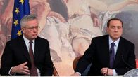 Giulio Tremonti ja Silvio Berlusconi puhuvat medialle tiedoitustilaisuudessa.