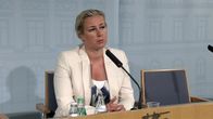 Jutta Urpilainen puhuu tiedotustilaisuudessa tiistain tiedotustilaisuudessa.
