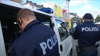 Kaksi poliisia autonsa vieressä.