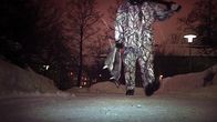 Marko Pesu metsästää kaneja Kaisaniemen kasvitieteellisessä puutarhassa.