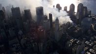 WTC-raunioilta nousee savua New Yorkissa syyskuussa 2001.