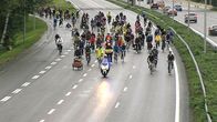 Kriittinen pyöräretki Länsiväylällä vuonna 2011.
