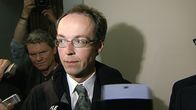 Jussi Halla-aho vastaamassa toimittajien kysymyksiin saapuessaan.