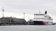Viking Linen matkustajalaiva Katajanokan terminaalin rannassa.