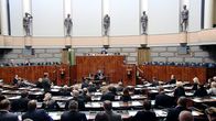 Kansanedustajia eduskunnan istuntosalissa.