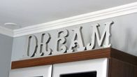 Dream-teksti irtokirjaimista katon rajassa.