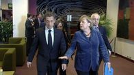 Sarkozy ja Merkel kävelevät vierekkäin kokoukseen