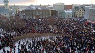 Yli 6 000 islantilaista osoittamassa mieltään talouskriisin vuoksi Austervollur-aukiolla Reykjavikissa.