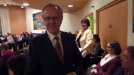 Hannu Komosen aika kaupunginjohtajana alkaa lähestyä loppuaan. Takana tuleva kaupunginjohtaja Tita Rinnevaara.
