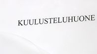Kuulusteluhuoneen ovi poliisilaitoksella.