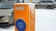 Itellan postilaatikko lumisena.
