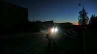 Auto ajaa pimeää katua.