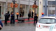 Poliiseja Place Saint-Lambertin lähistöllä Liegen keskustassa iskun jälkeen.