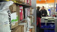 Kuvassa paketteja hyllyssä 