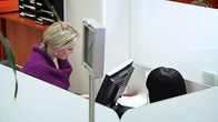 Nainen pankkiasioilla virkailijan luona