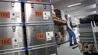Avustustarvikelaatikoita Punaisen Ristin logistiikkakeskuksessa.