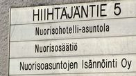 Nuorisosäätiön kyltti talon seinässä.