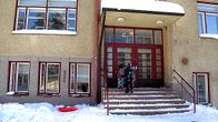 Pojat yrittävät päästä sisään koulun lukituista ovista