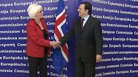 Islannin pääministeri Johanna Sigurdardottir kättelee Euroopan komission puheenjohtaja Jose Manuel Barrosoa.