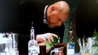 Mies sekoittaa drinkkejä