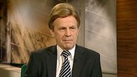Mauri Pekkarinen studiossa keskustelemassa
