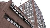 Eläketurvakeskuksen rakennus. Seinissä Eläketurvakeskuksen valokirjaimet.
