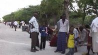 Ihmisiä kadulla Mogadishussa Somaliassa 3.4.2010.